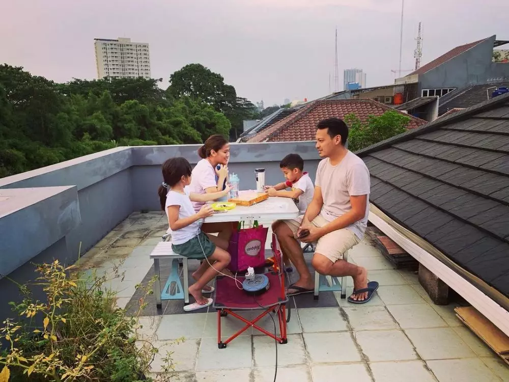 momen seru 10 seleb piknik di rumah © 2020 brilio.net momen seru 10 seleb piknik di rumah © 2020 brilio.net