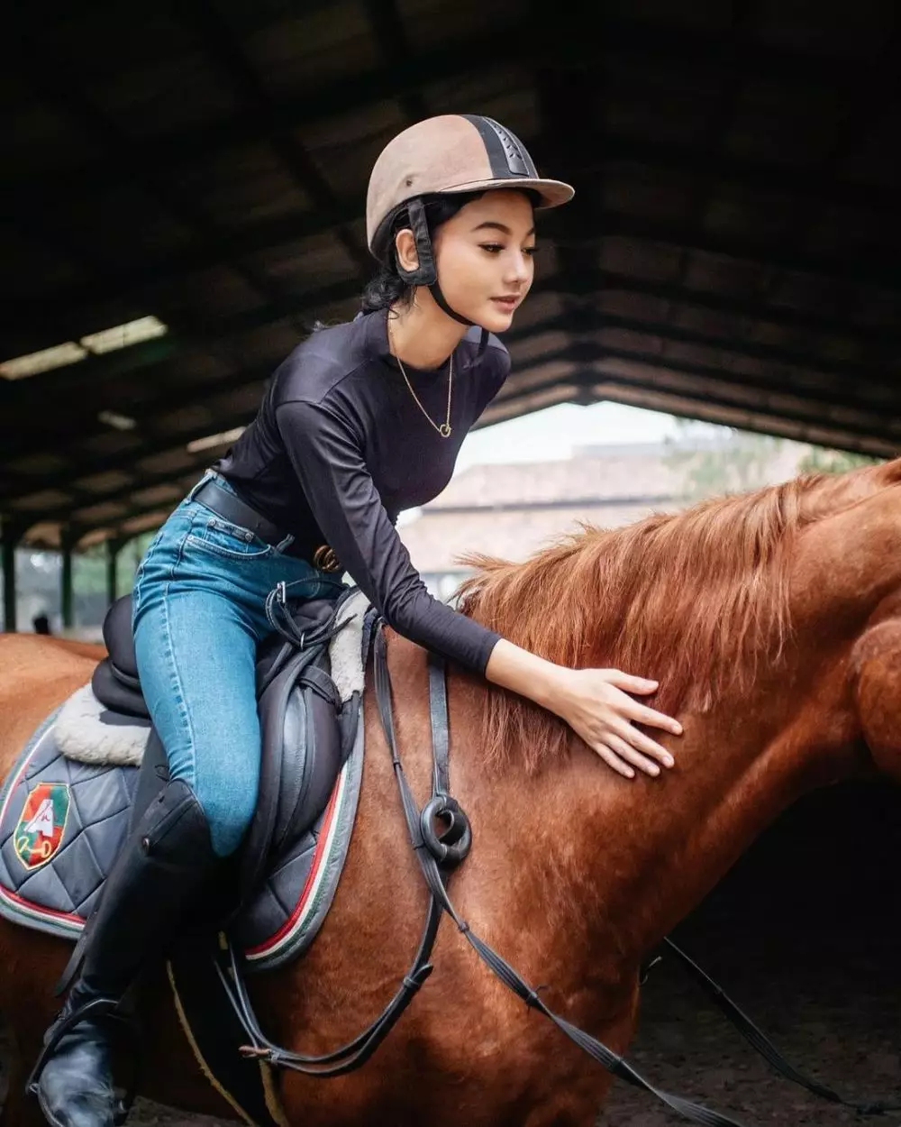 Glenca Chysara saat berkuda © 2020 brilio.net