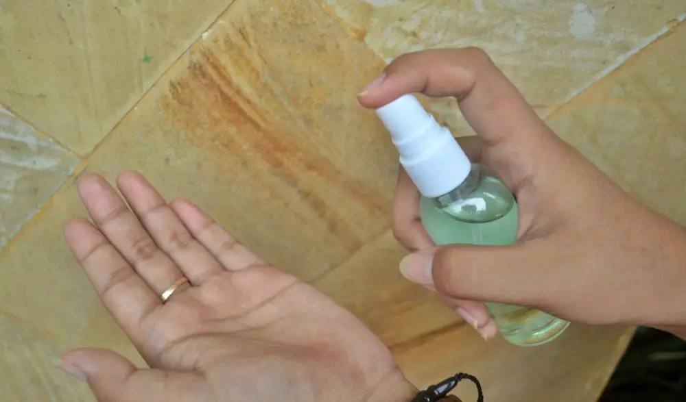 Tren pakai hand sanitizer © 2020 brilio.net