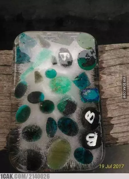 benda dibekukan absurd Berbagai sumber