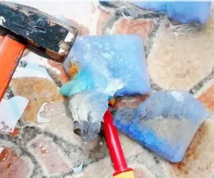 benda dibekukan absurd Berbagai sumber