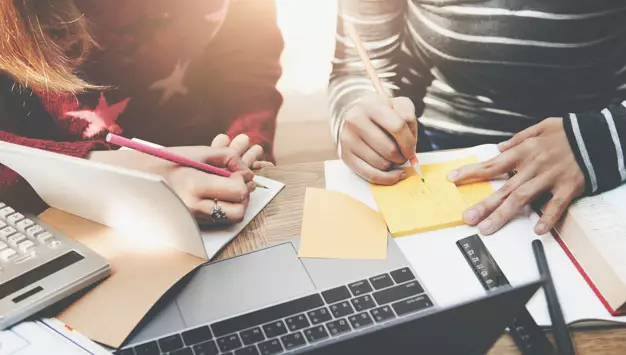 Kata-kata bijak tentang sarjana © freepik.com Kata-kata bijak tentang sarjana © freepik.com