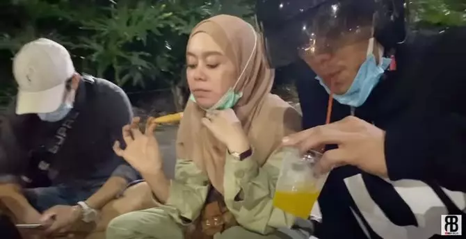 lesty rizky makan di pinggir jalan © YouTube 