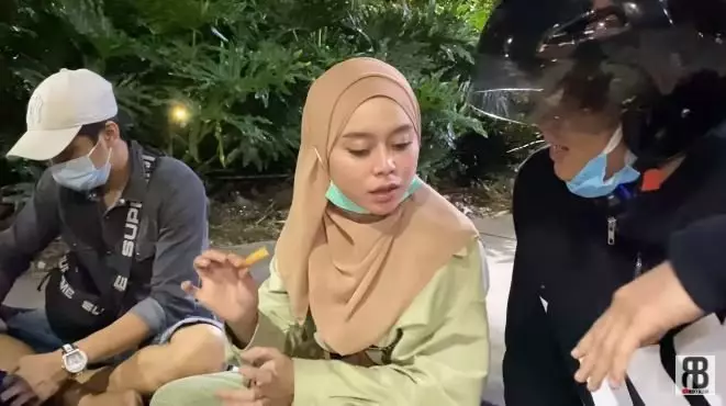 lesty rizky makan di pinggir jalan © YouTube 