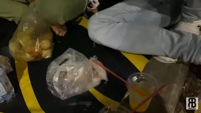 lesty rizky makan di pinggir jalan © YouTube 
