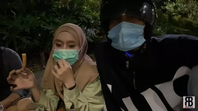 lesty rizky makan di pinggir jalan © YouTube 