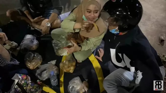 lesty rizky makan di pinggir jalan © YouTube 