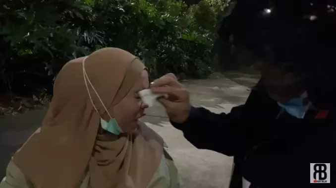 lesty rizky makan di pinggir jalan © YouTube 