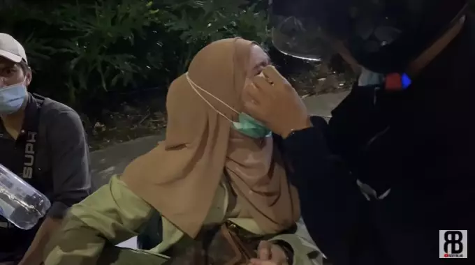 lesty rizky makan di pinggir jalan © YouTube 