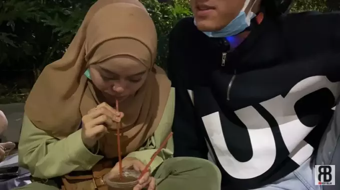 lesty rizky makan di pinggir jalan © YouTube 