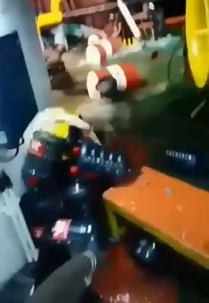 awak kapal diterjang ombak hingga salawatan Instagram