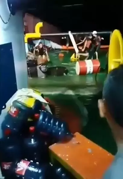 awak kapal diterjang ombak hingga salawatan Instagram