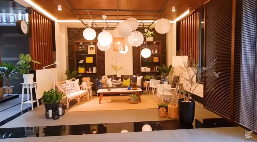 penampakan review room rachel vennya © YouTube