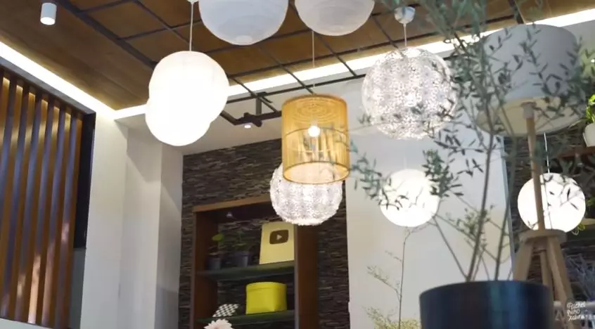 penampakan review room rachel vennya © YouTube