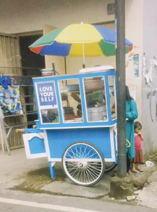 Tulisan lucu di gerobak dorong © Twitter