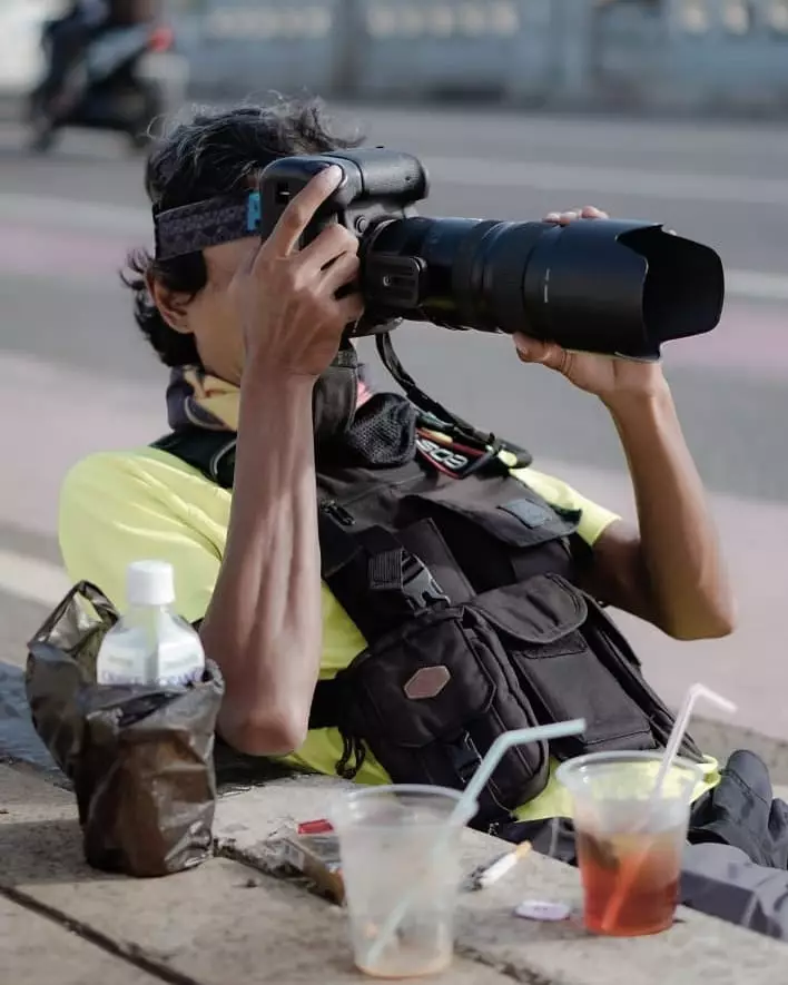 Fotografer di jembatan kuningan © 2020 brilio.net Fotografer di jembatan kuningan © 2020 brilio.net