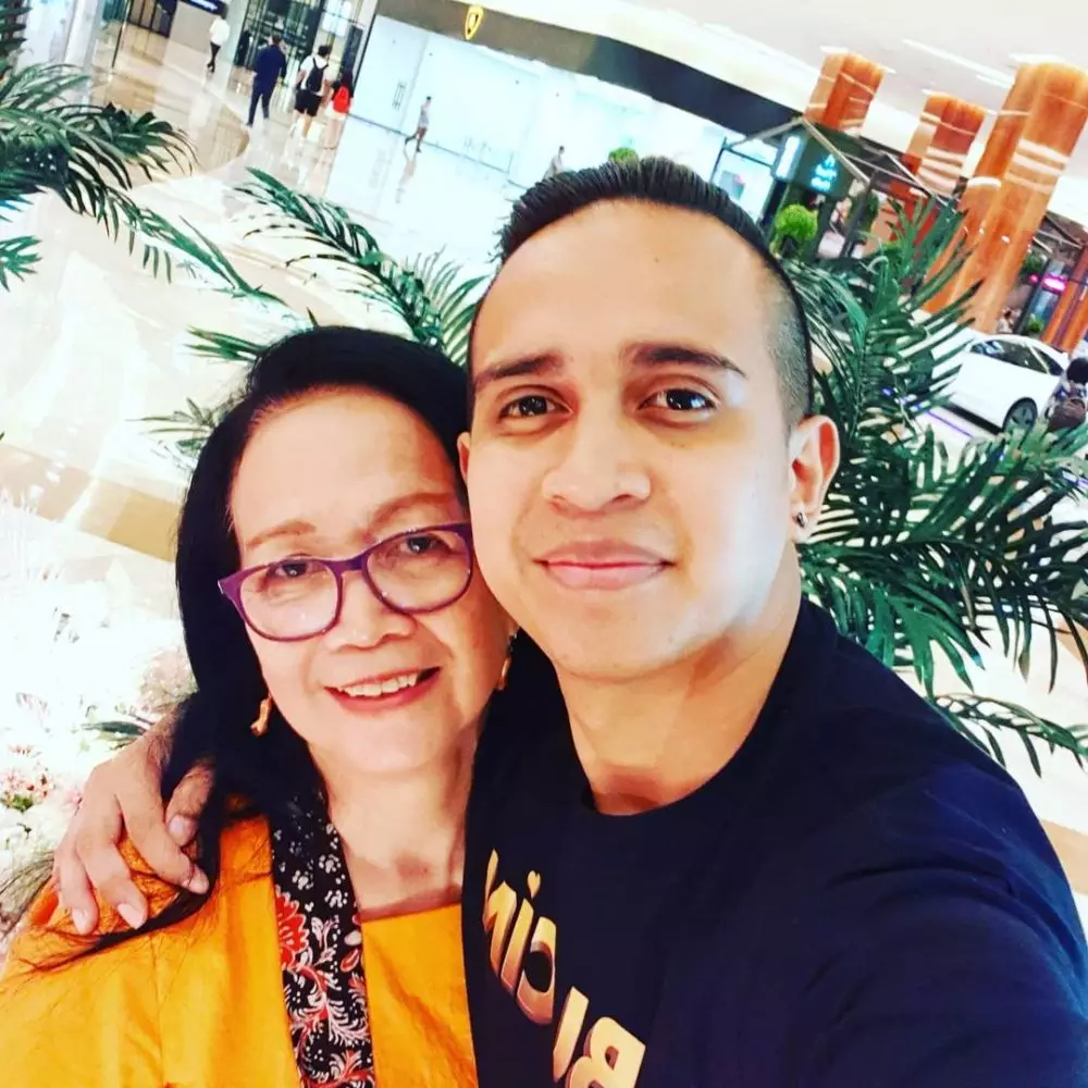 potret kebersamaan youtuber bareng ibunda © Instagram