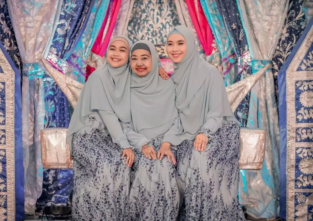 potret kebersamaan youtuber bareng ibunda © Instagram