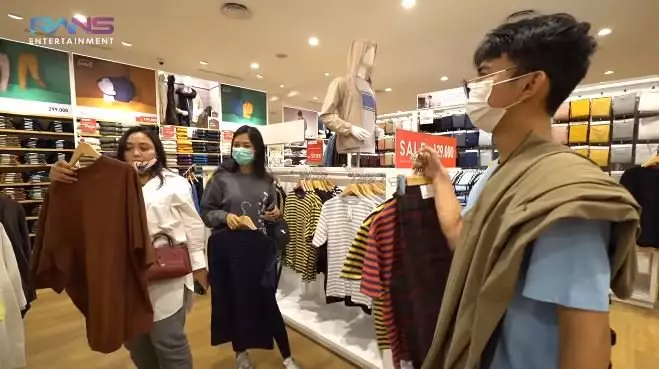 Dimas Ahmad borong baju di mal © YouTube