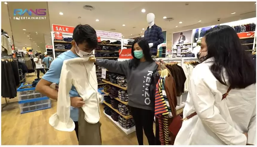 Dimas Ahmad borong baju di mal © YouTube