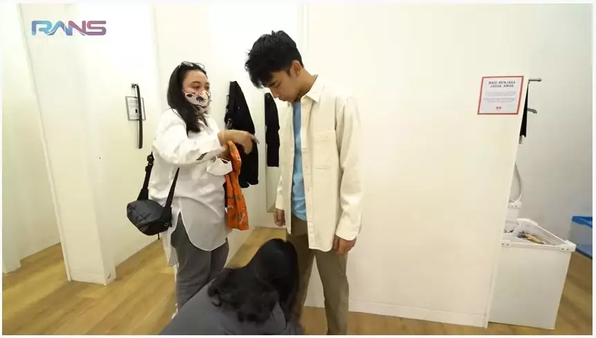 Dimas Ahmad borong baju di mal © YouTube
