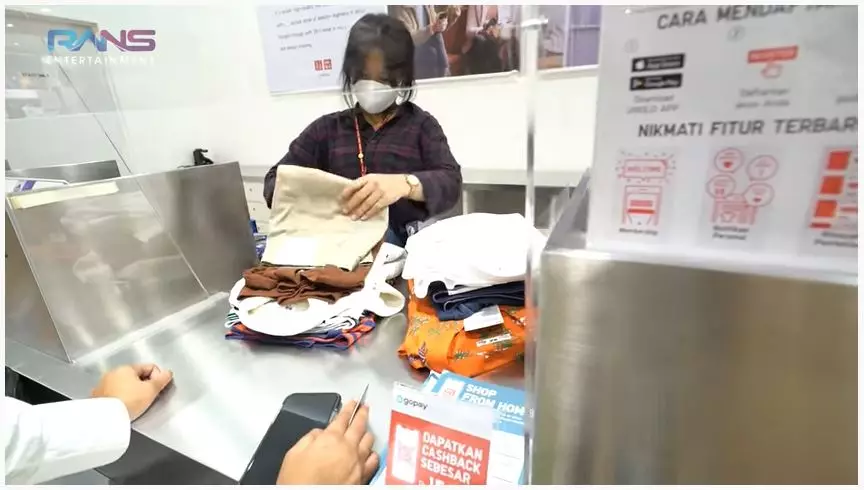 Dimas Ahmad borong baju di mal © YouTube