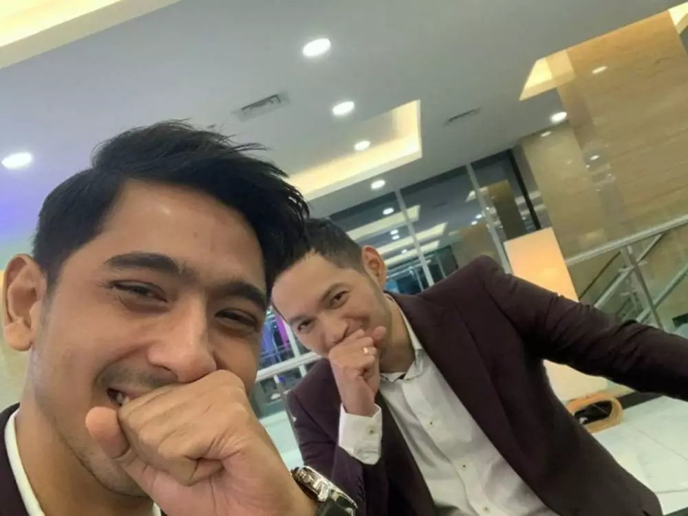 kedekatan Arya Saloka dan Evan Sanders © 2020 brilio.net kedekatan Arya Saloka dan Evan Sanders © 2020 brilio.net