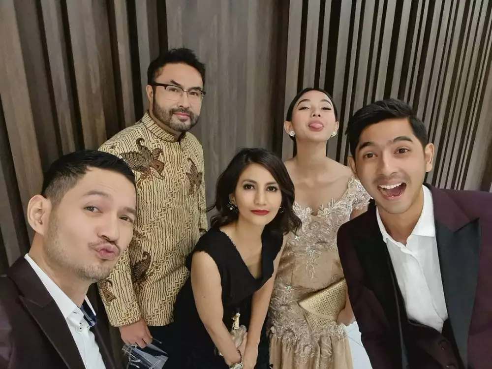 kedekatan Arya Saloka dan Evan Sanders © 2020 brilio.net kedekatan Arya Saloka dan Evan Sanders © 2020 brilio.net