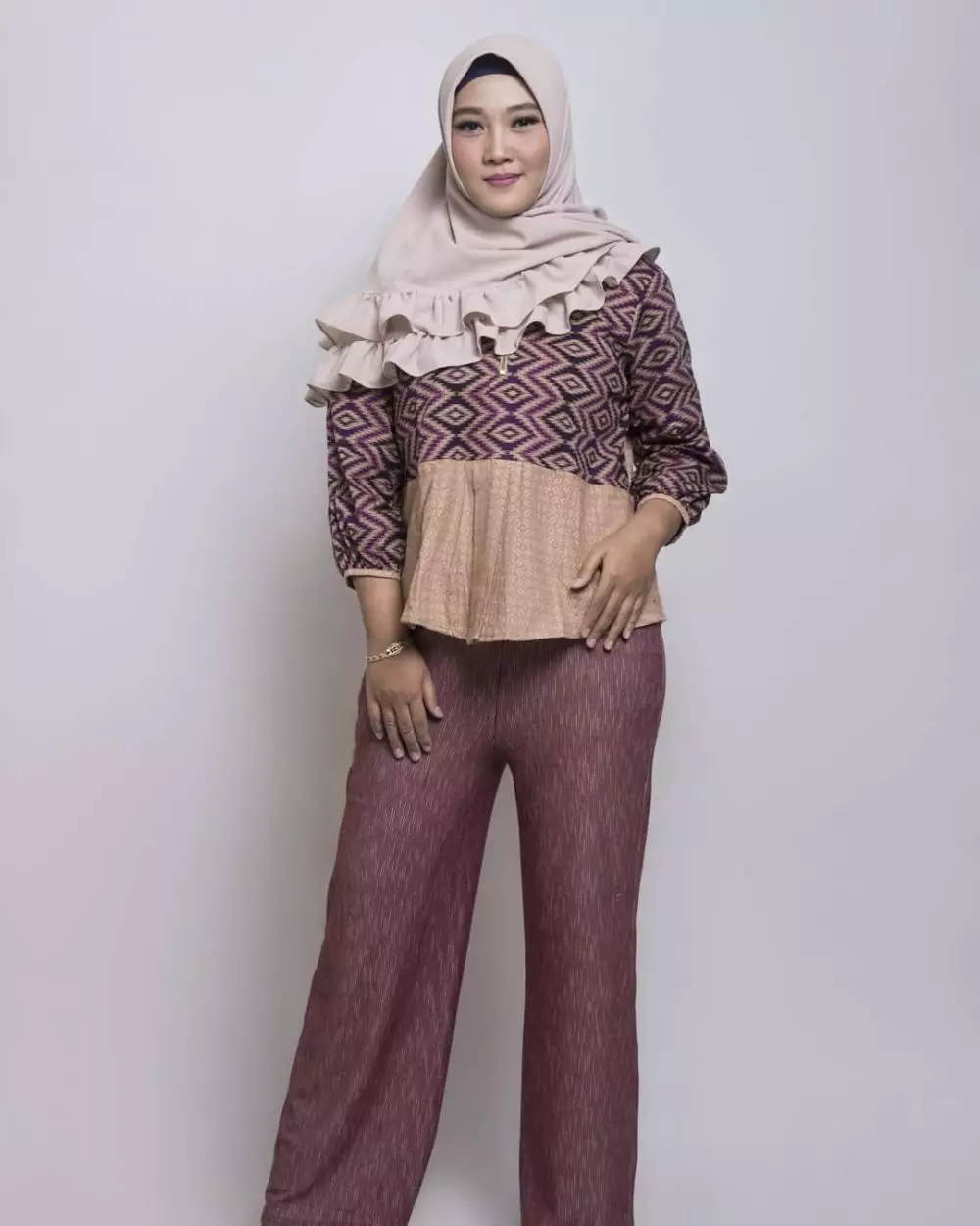 Pesona kakak Arya Saloka © Instagram