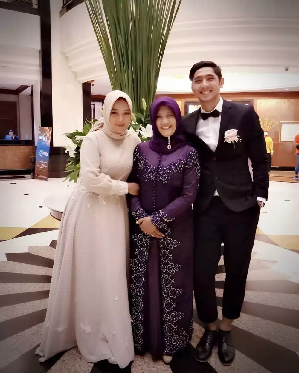 Pesona kakak Arya Saloka © Instagram