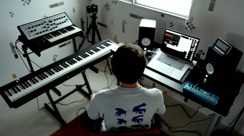 Potret studio musik Iqbaal Ramadhan © YouTube Potret studio musik Iqbaal Ramadhan © YouTube