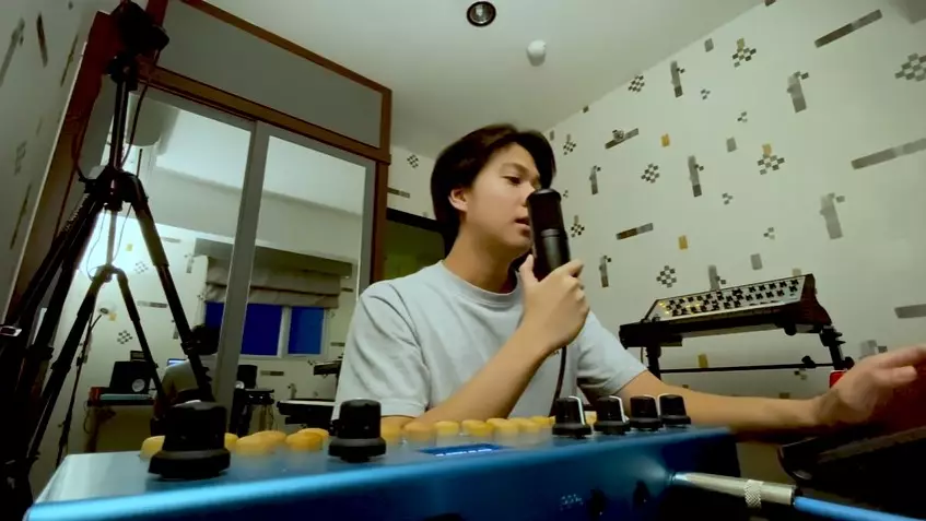 Potret studio musik Iqbaal Ramadhan © YouTube Potret studio musik Iqbaal Ramadhan © YouTube