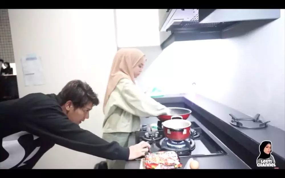 Lesty Kejora dan Rizky Billar masak bareng YouTube