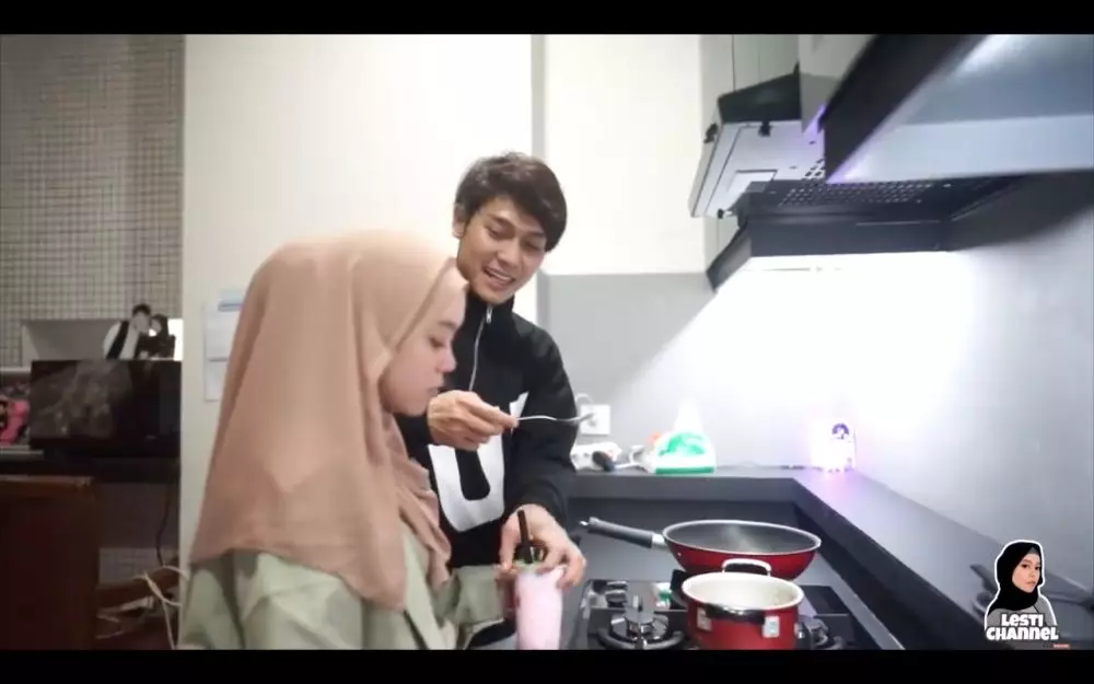 Lesty Kejora dan Rizky Billar masak bareng YouTube