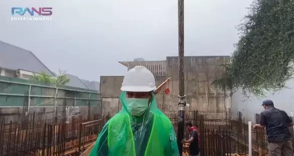 Potret Raffi Ahmad ikut bangun basement rumah © YouTube