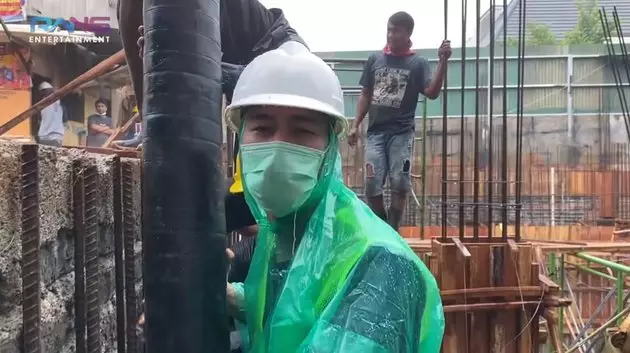 Potret Raffi Ahmad ikut bangun basement rumah © YouTube