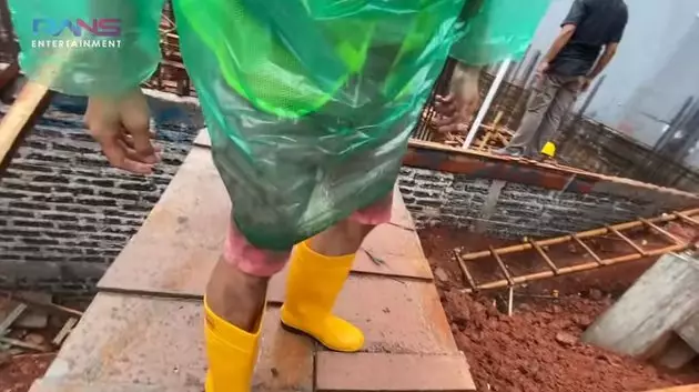 Potret Raffi Ahmad ikut bangun basement rumah © YouTube