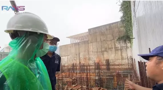 Potret Raffi Ahmad ikut bangun basement rumah © YouTube