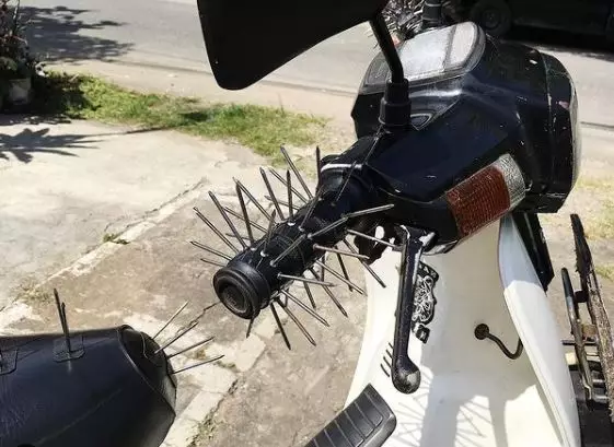 alat bangunan absurd Instagram