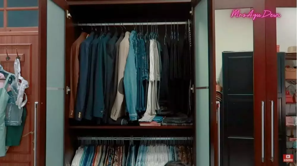 walk in closet Ayu Dewi © 2020 brilio.net walk in closet Ayu Dewi © 2020 brilio.net
