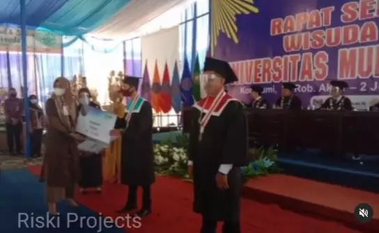 anak gendong ayah ke wisuda Instagram