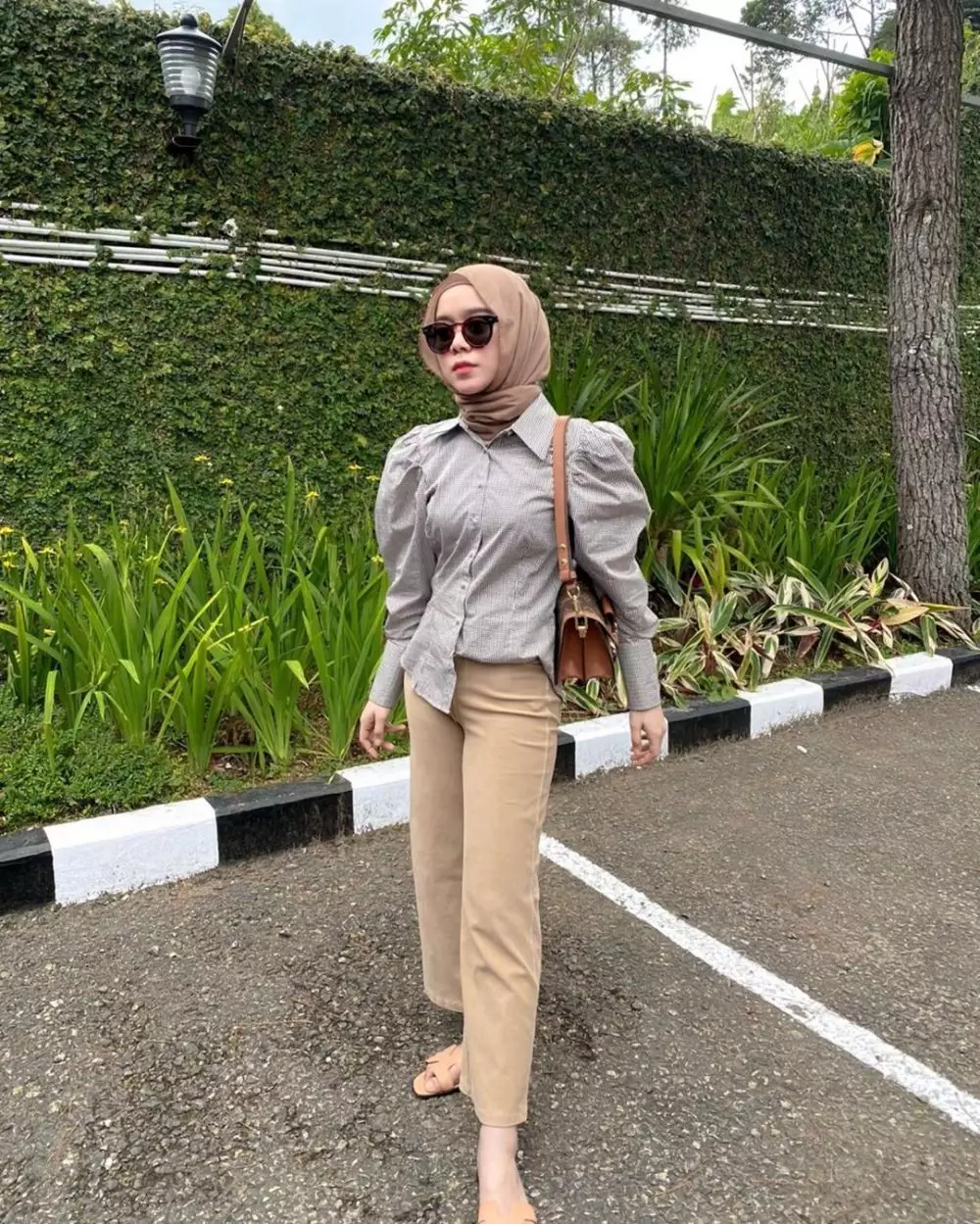 Gaya OOTD Lesty Kejora makin stylish © Instagram Gaya OOTD Lesty Kejora makin stylish © Instagram