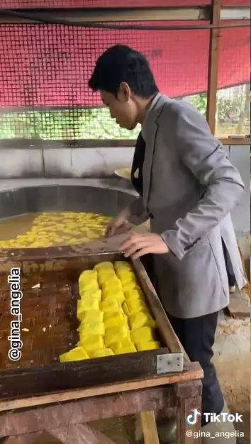 jual tahu pakai jas © TikTok