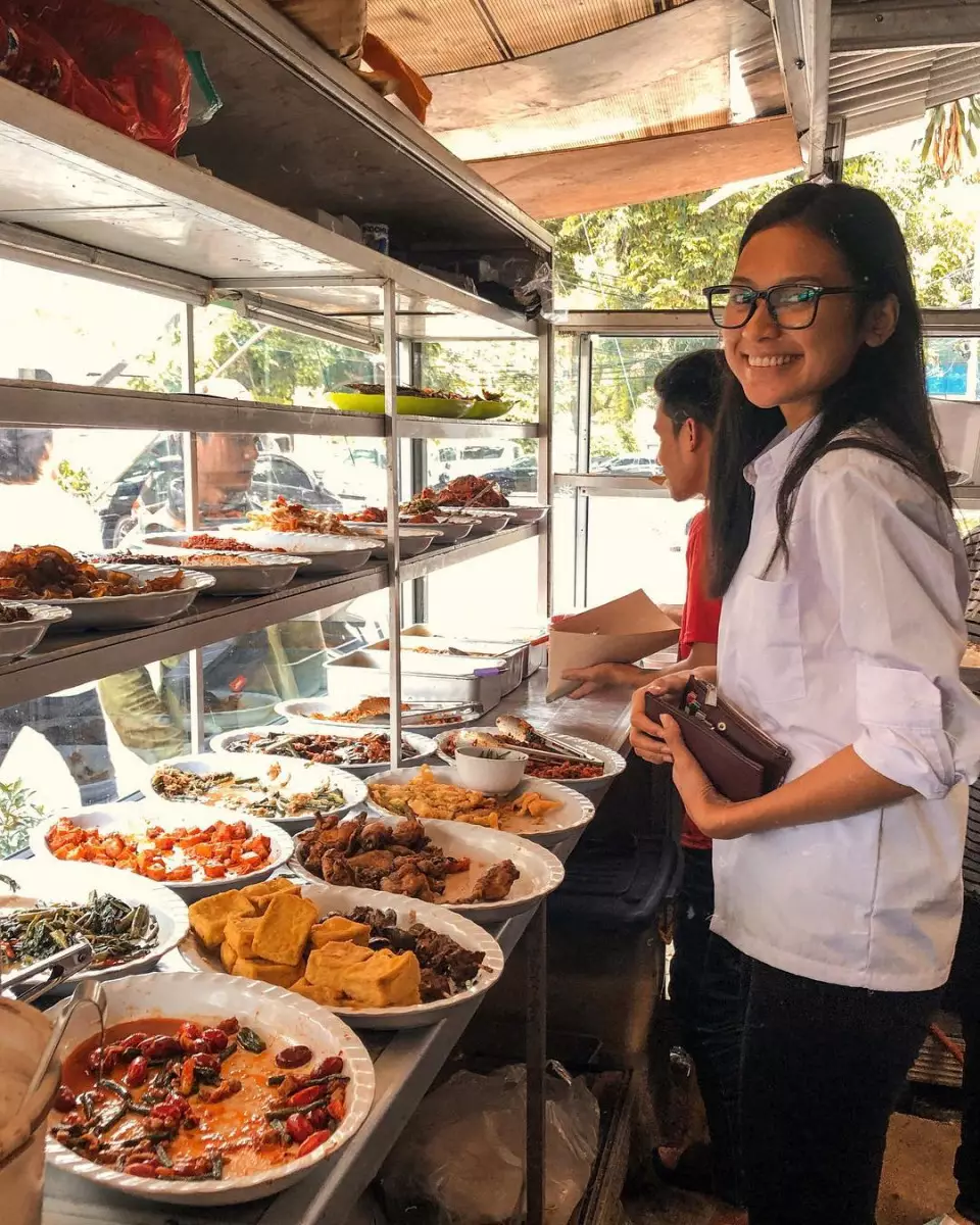 Seleb cantik makan di warteg © Instagram