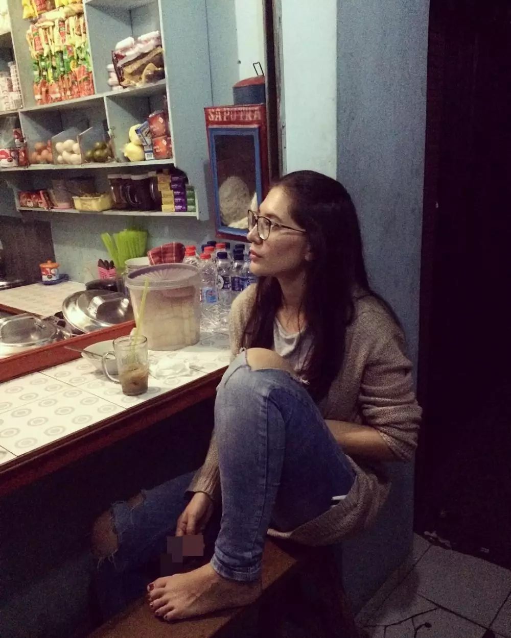 Seleb cantik makan di warteg © Instagram