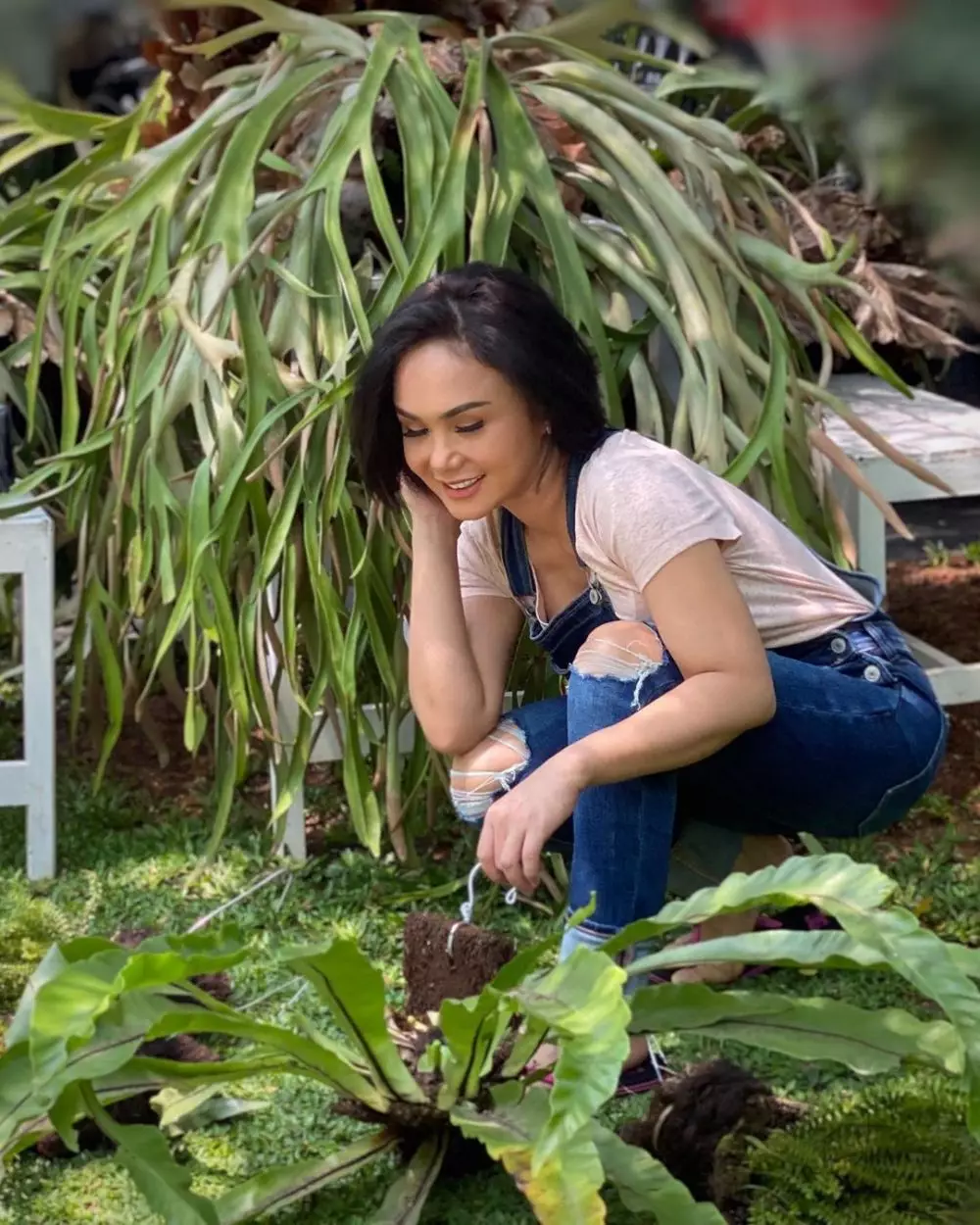 Potret Yuni Shara lakukan pekerjaan rumah © YouTube