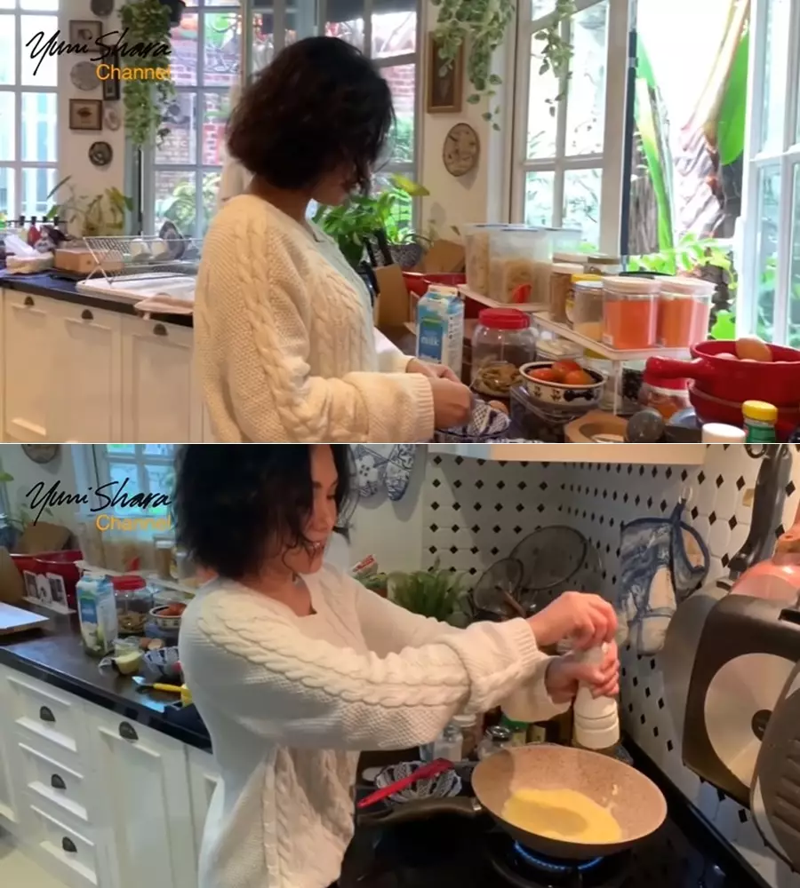 Potret Yuni Shara lakukan pekerjaan rumah © YouTube