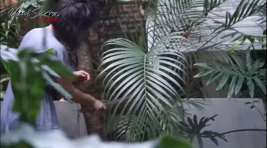 Potret Yuni Shara lakukan pekerjaan rumah © YouTube