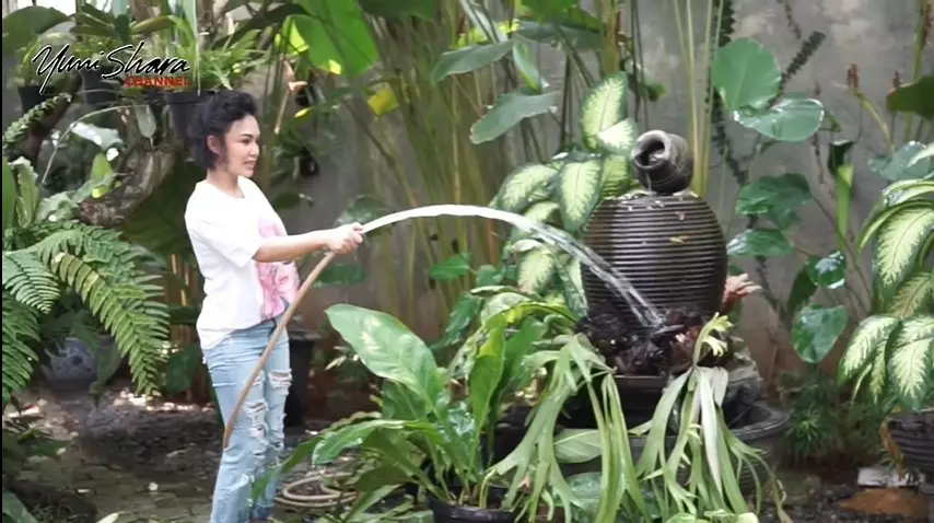 Potret Yuni Shara lakukan pekerjaan rumah © YouTube