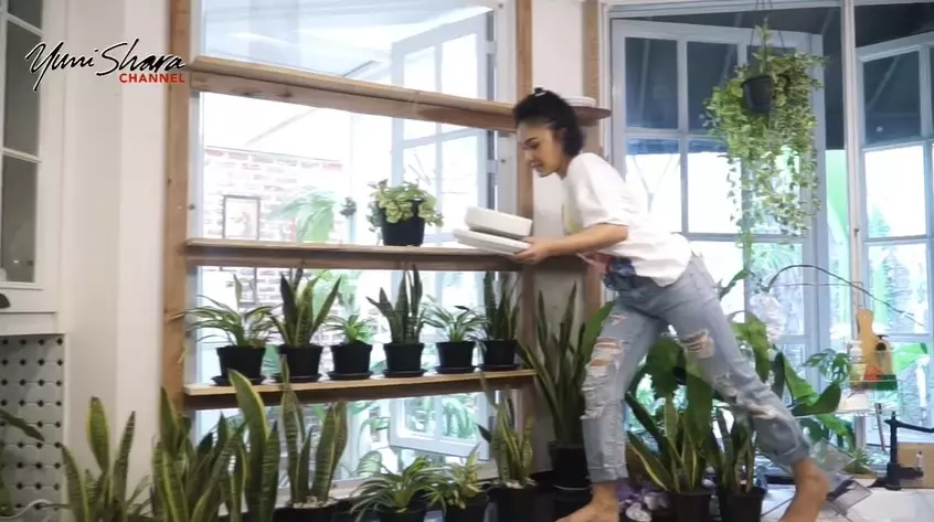 Potret Yuni Shara lakukan pekerjaan rumah © YouTube
